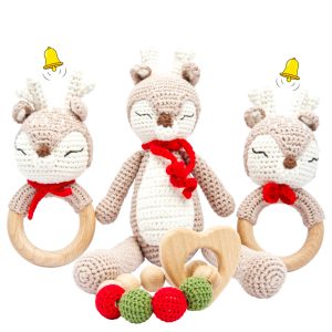 Handgestrickter Reh Ivy Set Babyrassel Holzspielzeug und Baumwolle